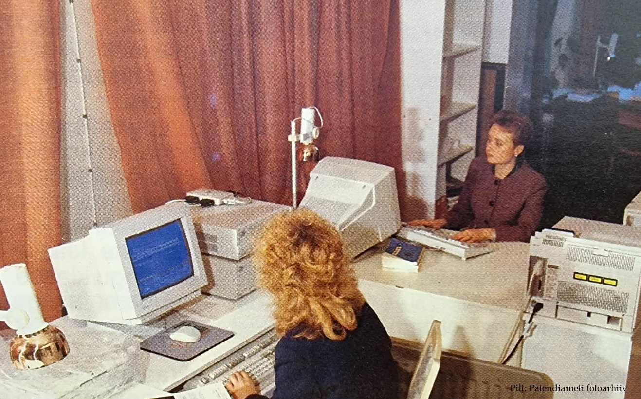Ülle Tamm ja Eve Tammaru töötamas Patendiameti esimeste PC-dega.