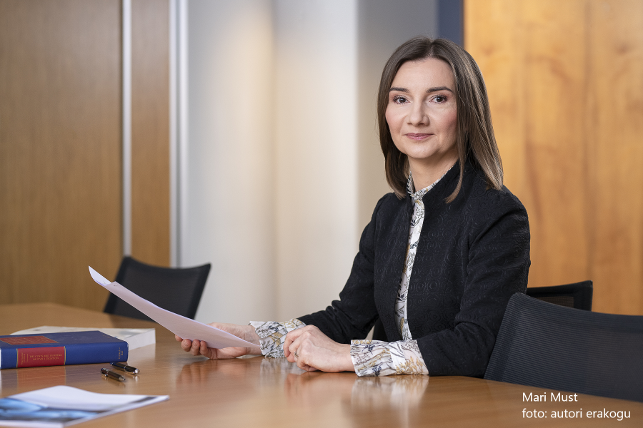 Naine kirjutuslaua taga