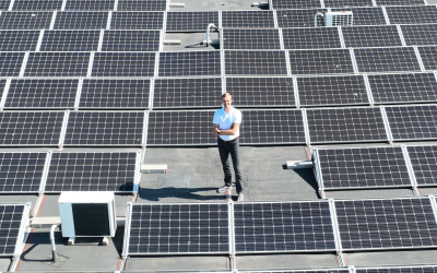 Katusel päikesepaneelid ja mees