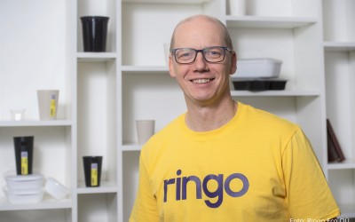 pildil mees, kelle särgil on kiri ringo